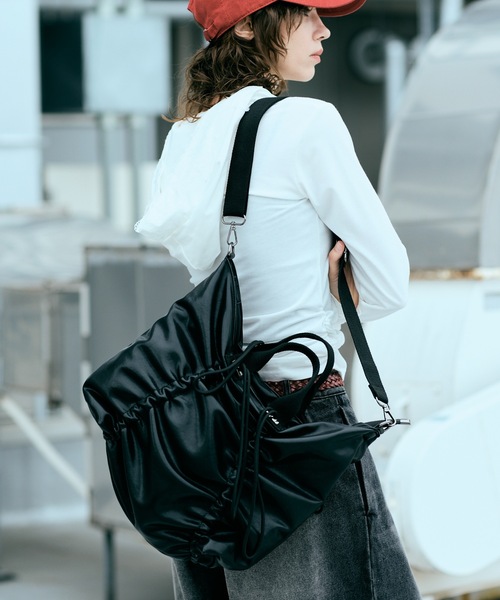 cii（シー）の「【UNISEX】 Smooth PU Gathered Bag / スムースPUギャザーバッグ（ショルダーバッグ・メンズ・ダークブラウン/ブラック/ブルー・FREE）」の4枚目の写真