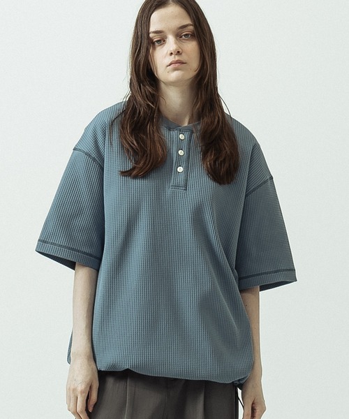 SLICK(スリック)の「【SLICK/スリック】Tech Thermal Drawstring Henley Neck/テックサーマルドローストリングヘンリーネックTシャツ(Tシャツ/カットソー・メンズ・サックスブルー/ブラック/スミクロ/グレイッシュベージュ・3/2/1)」の4枚目の写真