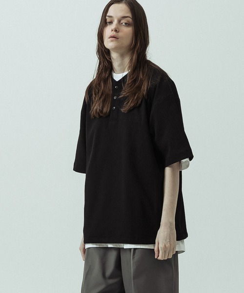 SLICK(スリック)の「【SLICK/スリック】Tech Thermal Drawstring Henley Neck/テックサーマルドローストリングヘンリーネックTシャツ(Tシャツ/カットソー・メンズ・サックスブルー/ブラック/スミクロ/グレイッシュベージュ・3/2/1)」の2枚目の写真
