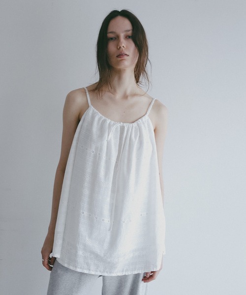 MANOF(マノフ)の「EMBROIDERY LACE CAMI TOPS(キャミソール・レディース・ブラック/ホワイト・F)」の2枚目の写真