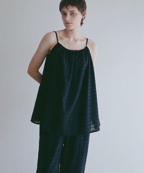 MANOF(マノフ)の「EMBROIDERY LACE CAMI TOPS(キャミソール・レディース・ブラック/ホワイト・F)」の1枚目の写真