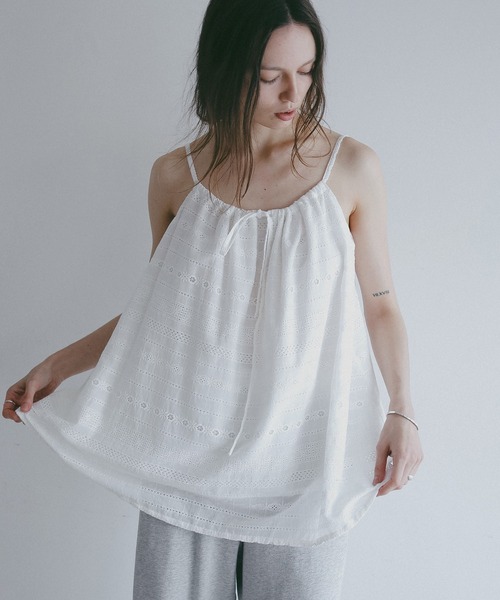 MANOF(マノフ)の「EMBROIDERY LACE CAMI TOPS(キャミソール・レディース・ブラック/ホワイト・F)」の4枚目の写真