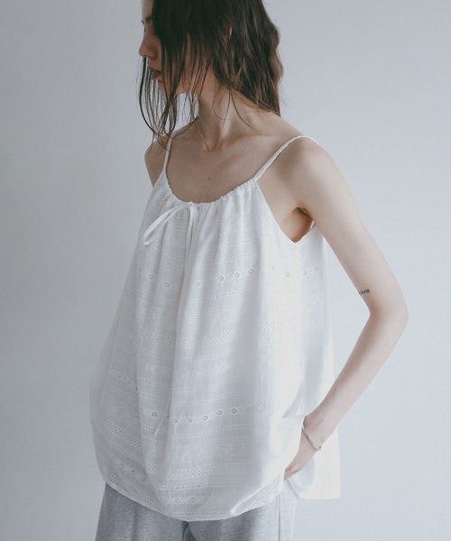 MANOF(マノフ)の「EMBROIDERY LACE CAMI TOPS(キャミソール・レディース・ブラック/ホワイト・F)」の6枚目の写真