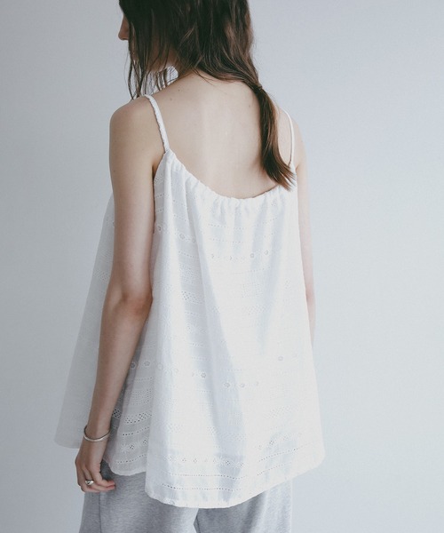 MANOF(マノフ)の「EMBROIDERY LACE CAMI TOPS(キャミソール・レディース・ブラック/ホワイト・F)」の9枚目の写真