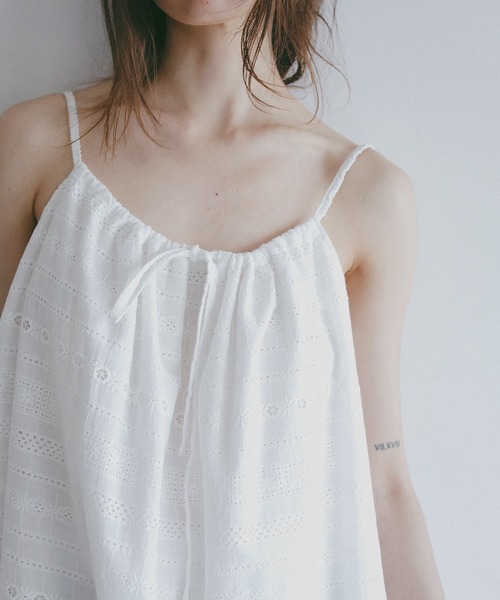 MANOF(マノフ)の「EMBROIDERY LACE CAMI TOPS(キャミソール・レディース・ブラック/ホワイト・F)」の10枚目の写真