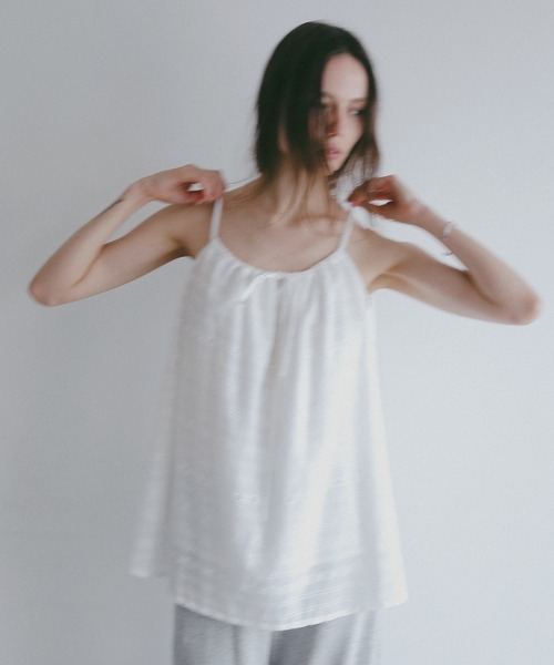 MANOF(マノフ)の「EMBROIDERY LACE CAMI TOPS(キャミソール・レディース・ブラック/ホワイト・F)」の5枚目の写真