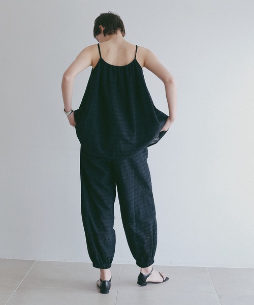MANOF(マノフ)の「EMBROIDERY LACE CAMI TOPS(キャミソール・レディース・ブラック/ホワイト・F)」の18枚目の写真