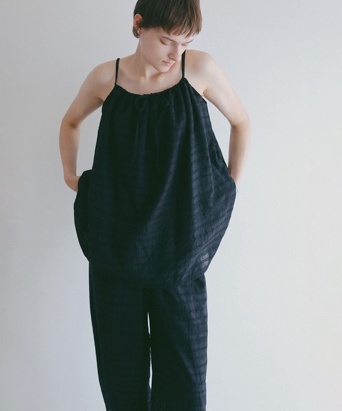 MANOF(マノフ)の「EMBROIDERY LACE CAMI TOPS(キャミソール・レディース・ブラック/ホワイト・F)」の11枚目の写真