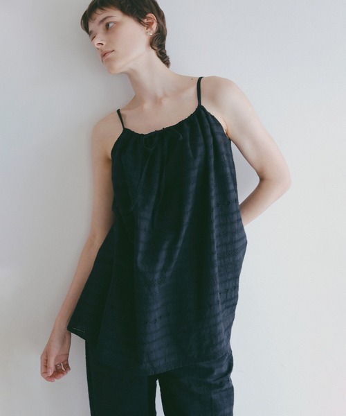 MANOF(マノフ)の「EMBROIDERY LACE CAMI TOPS(キャミソール・レディース・ブラック/ホワイト・F)」の13枚目の写真