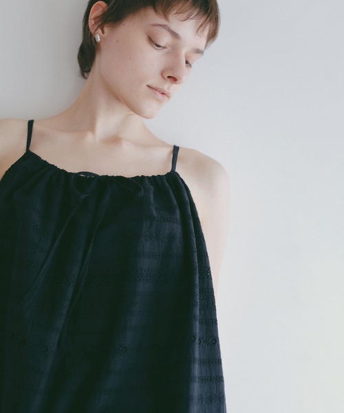 MANOF(マノフ)の「EMBROIDERY LACE CAMI TOPS(キャミソール・レディース・ブラック/ホワイト・F)」の14枚目の写真
