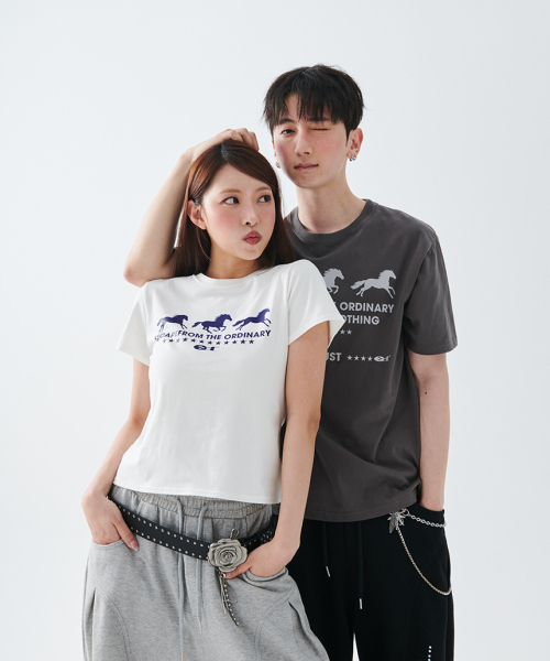 ESCAPEFROM（エスケープフロム）の「[ESCF x ハットゥデイ] スターダストホースプリントスリムフィット半袖Tシャツアイボリー（Tシャツ/カットソー・レディース・その他・MEDIUM/LARGE）」の2枚目の写真