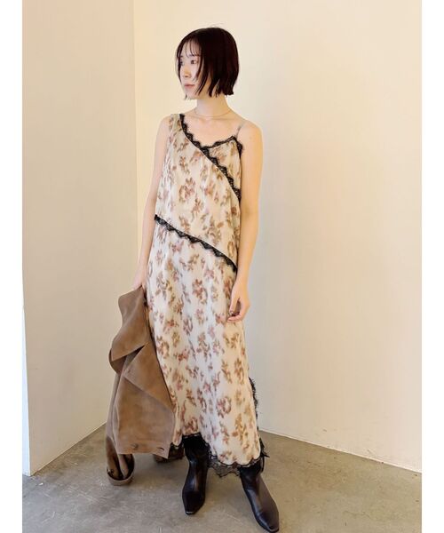 LAGUNAMOON(ラグナムーン)の「ニュアンスフラワーレースキャミワンピース(ワンピース・レディース・ベージュ/ブラウン・MEDIUM/SMALL)」の18枚目の写真