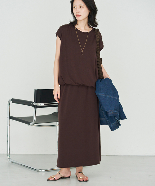 SLOBE IENA(スローブイエナ)の「《2枚セット/追加》ニュアンスカットソー×ナロースカートセットアップ(Tシャツ/カットソー・レディース・ブラック/ブラウン・38/36)」の1枚目の写真