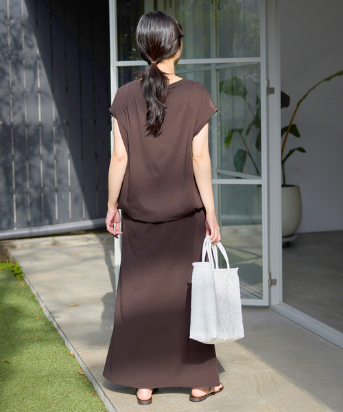 SLOBE IENA(スローブイエナ)の「《2枚セット/追加》ニュアンスカットソー×ナロースカートセットアップ(Tシャツ/カットソー・レディース・ブラック/ブラウン・38/36)」の7枚目の写真