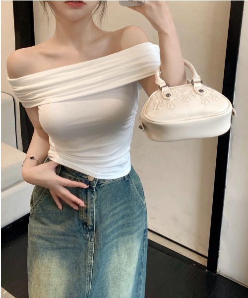 semuse（セミューズ）の「シンプルオフショルダークロップド丈半袖トップス（Tシャツ/カットソー・レディース・ブラック/ホワイト・FREE）」の7枚目の写真