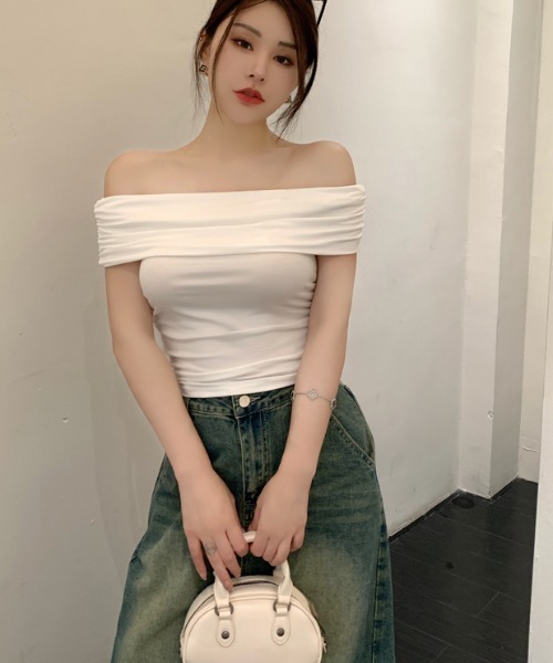 semuse（セミューズ）の「シンプルオフショルダークロップド丈半袖トップス（Tシャツ/カットソー・レディース・ブラック/ホワイト・FREE）」の14枚目の写真