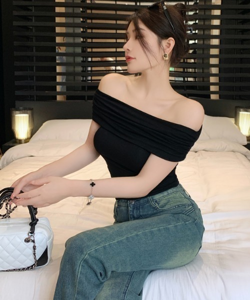 semuse（セミューズ）の「シンプルオフショルダークロップド丈半袖トップス（Tシャツ/カットソー・レディース・ブラック/ホワイト・FREE）」の21枚目の写真