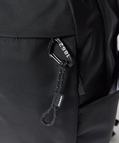 Mammut（マムート）の「MAMMUT/マムートXeron 2.0 JE 25 デイパック バックパック ブランドロゴ エンボス加工 ミニカラビナ付き アウトドア 2026年秋冬（バックパック/リュック・メンズ・ブラック・25L）」の4枚目の写真