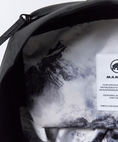Mammut（マムート）の「MAMMUT/マムートXeron 2.0 JE 25 デイパック バックパック ブランドロゴ エンボス加工 ミニカラビナ付き アウトドア 2026年秋冬（バックパック/リュック・メンズ・ブラック・25L）」の17枚目の写真