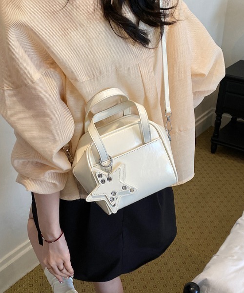 mebole(メボレ)の「star charm square bag(ショルダーバッグ・レディース・アイボリー/ブラック・FREE)」の2枚目の写真