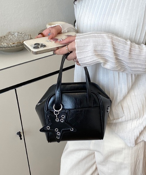 mebole(メボレ)の「star charm square bag(ショルダーバッグ・レディース・アイボリー/ブラック・FREE)」の1枚目の写真