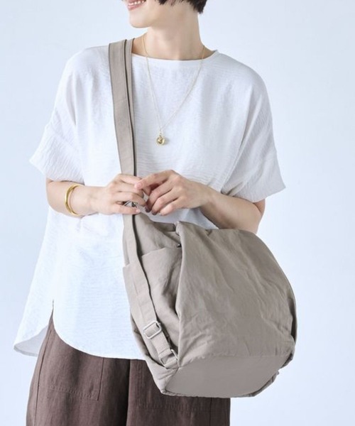 Belle Maison(ベルメゾン)の「シュッと引っ張るだけ!3WAYショルダーリュック(ショルダーバッグ・レディース・ライトグレー/グレイッシュベージュ・-)」の1枚目の写真