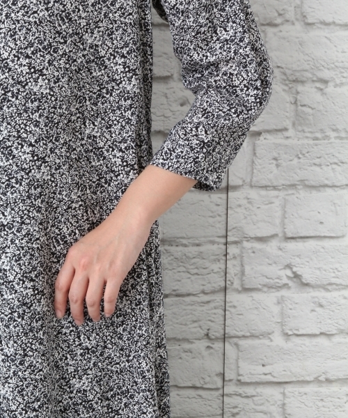 LEPSIM（レプシィム）の「ハナガラロングワンピースコート　748148（シャツワンピース・レディース・ブラック/ネイビー/ブルー・MEDIUM/LARGE）」の17枚目の写真