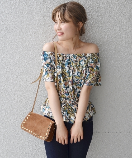 Khaju（カージュ）の「Khaju:フラワープリントホルターネックブラウス（シャツ/ブラウス・レディース・ピンクゴールド/オフホワイト・ONE SIZE）」の11枚目の写真