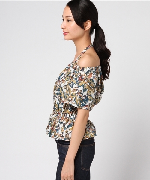 Khaju（カージュ）の「Khaju:フラワープリントホルターネックブラウス（シャツ/ブラウス・レディース・ピンクゴールド/オフホワイト・ONE SIZE）」の4枚目の写真