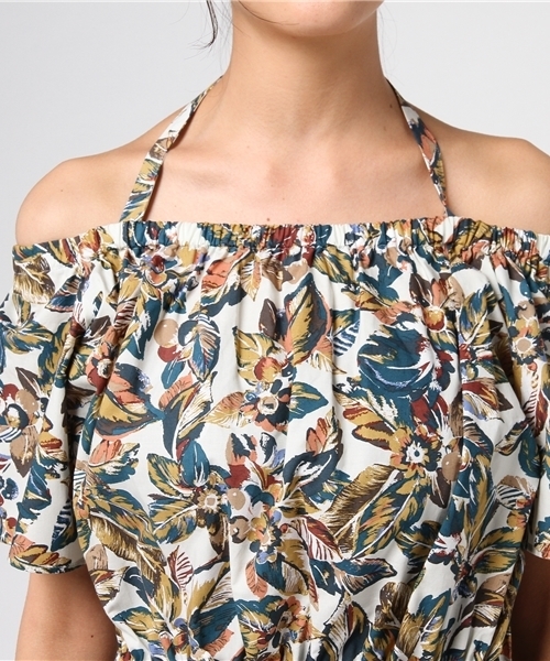 Khaju（カージュ）の「Khaju:フラワープリントホルターネックブラウス（シャツ/ブラウス・レディース・ピンクゴールド/オフホワイト・ONE SIZE）」の6枚目の写真