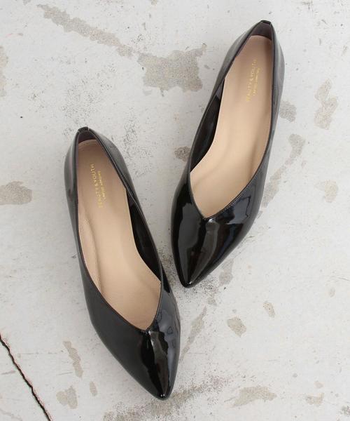 BEAUTY&YOUTH UNITED ARROWS（ビューティーアンドユースユナイテッドアローズ）の「BY∴ フェイクエナメルVカットフラットパンプス ◆（パンプス・レディース・ブラック/レッド・35h/37/36/36h/37h/38）」の2枚目の写真