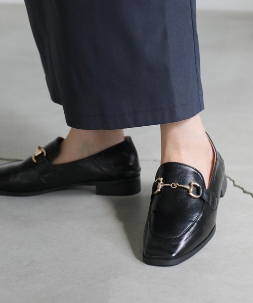 柔らかく履きやすいフェイクレザーゴールドビット付きローファー