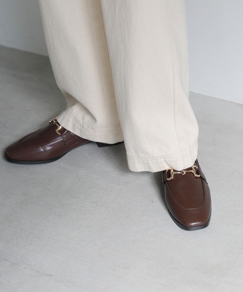 柔らかく履きやすいフェイクレザーゴールドビット付きローファー