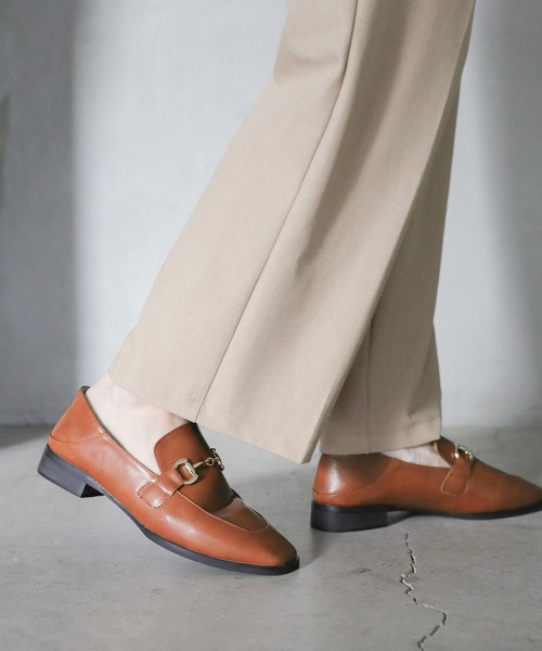 柔らかく履きやすいフェイクレザーゴールドビット付きローファー