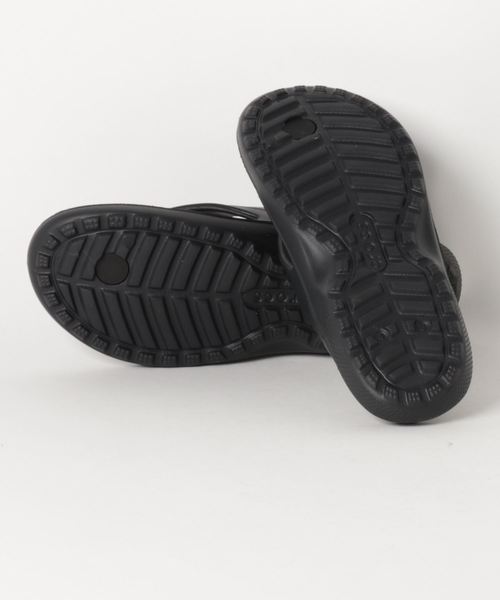 crocs（クロックス）の「crocs クロックス Classic Flip 202635-001　Black（サンダル・メンズ・ブラック・26.0cm/27.0cm/28.0cm/25.0cm/24.0cm/22.0cm/29.0cm/23.0cm）」の3枚目の写真