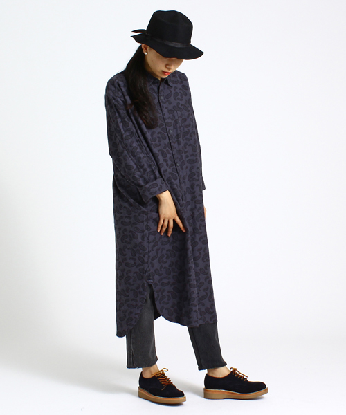 BEAMS BOY（ビームスボーイ）の「BEAMS BOY / ペイズリー スリットシャツワンピース（シャツワンピース・レディース・チャコールグレー/ネイビー・ONE SIZE）」の2枚目の写真