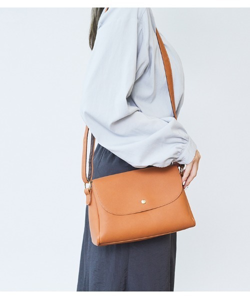 Legato Largo（レガートラルゴ）の「【Legato Largo(レガート ラルゴ)】レザー調3つ口多収納ショルダーバッグ（ショルダーバッグ・レディース・ブラック/ネイビー/グレー/モカ/ホワイト系その他/ベージュ系その他・フリー）」の7枚目の写真