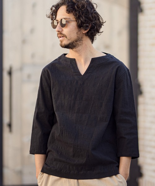 CAMBIO（カンビオ）の「mlt2839-Cotton Linen Basic Fit Key Neck 3-4 Sleeve Tee カットソー（Tシャツ/カットソー・メンズ・ブラック/キナリ・M/L）」の2枚目の写真
