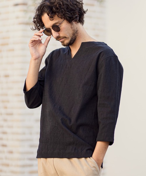 CAMBIO（カンビオ）の「mlt2839-Cotton Linen Basic Fit Key Neck 3-4 Sleeve Tee カットソー（Tシャツ/カットソー・メンズ・ブラック/キナリ・M/L）」の3枚目の写真
