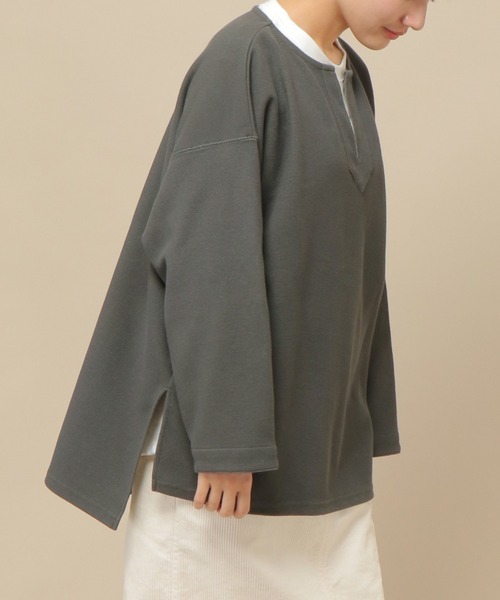 ikka(イッカ)の「カットボンディングキーネックプルオーバー(Tシャツ/カットソー・レディース・チャコールグレー/グレー/オフホワイト・M)」の2枚目の写真