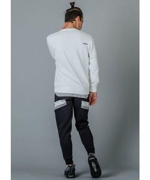 REGIEVO(レジエボ)の「REGIEVOロゴトレーナー(スウェット・メンズ・ブラック/ライトグレー/オフホワイト・M/L/XL/S)」の4枚目の写真
