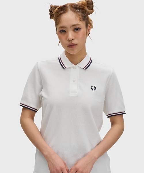 FRED PERRY（フレッドペリー）の「新色先行予約受付中／The Fred Perry Shirt - G3600／フレッドペリーポロシャツ（ポロシャツ・レディース・ワインレッド/ネイビー/ブラック×ホワイト/ホワイト×ブラック/ダークカーキ/ブルー系その他/ペールイエロー/ブラック×ブルー/ブルー系その他2/ブルー/ピンク/オレンジ/ダークネイビー/ベージュ/ブルー系その他3/サーモンピンク/グレー/ホワイト/ブルー系その他4/パープル/オフホワイト/ブラック系その他/ブラック/サックスブルー/ネイビー系/マルーン/ネイビー系1/ホワイト系その他/アイボリー/ネイビー系2/コーラルピンク/エンジ/ブラック系その他2/ピンク系その他/スカイブルー系3/ホワイト系その他2/スモークピンク/ピンク系その他2/ブルー系その他5/ホワイト系その他4/ホワイト系その他3/ブラウン/セージグリーン/ホワイト系その他5/ピンク系その他3/ブラック系その他4/ネイビー系3/ブルー系その他6/シアン/ホワイト系その他6/ネイビー系4/ネイビー系5/ブラック系その他7/ベージュ系その他3/ベージュ系その他2/ブラック系その他5/ブラウン系その他/ダークグリーン/ベージュ系その他/ブラック系/ピンク系その他4/ブラック系その他6/ホワイト系その他7/オートミール/ネイビー系8/ピンク系その他7/レッド/グリーン/バイオレット/ネイビー系7/ブラック系2/ブラック系1/ピンク系その他6/ゴールド/ピンク系その他5/ライトベージュ/ネイビー系6/ピンク系/ネイビー系9/ブラック系3/ライトピンク/ダークグレー/ベージュ系その他4/ブラック系4/ホワイト系/イエロー/ライトブルー/ブラック系5/ベージュ系その他5/レモンイエロー/ブルー系その他7/ボルドー/ホワイト×ネイビー/グリーン系その他/ベージュ系その他6/ブルー系/ピンク系1/ベージュ系その他7/サックスブルー系/ブルー系2/オレンジ系その他/ブラック系6/ホワイト系1・10/8/12）」の15枚目の写真