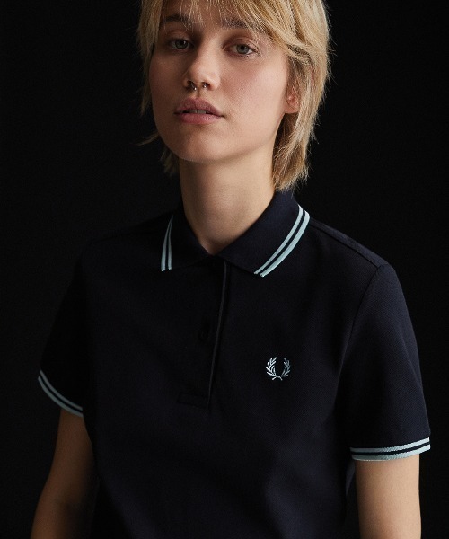 FRED PERRY(フレッドペリー)の「The Fred Perry Shirt - G3600/フレッドペリーポロシャツ(ポロシャツ・レディース・ワインレッド/ネイビー/ブラック×ホワイト/ホワイト×ブラック/ダークカーキ/ブルー系その他/ペールイエロー/ブラック×ブルー/ブルー系その他2/ブルー/ピンク/オレンジ/ダークネイビー/ベージュ/ブルー系その他3/サーモンピンク/グレー/ホワイト/ブルー系その他4/パープル/オフホワイト/ブラック系その他/ブラック/サックスブルー/ネイビー系/マルーン/ネイビー系1/ホワイト系その他/アイボリー/ネイビー系2/コーラルピンク/エンジ/ブラック系その他2/ピンク系その他/スカイブルー系3/ホワイト系その他2/スモークピンク/ピンク系その他2/ブルー系その他5/ホワイト系その他4/ホワイト系その他3/ブラウン/セージグリーン/ホワイト系その他5/ピンク系その他3/ブラック系その他4/ネイビー系3/ブルー系その他6/シアン/ホワイト系その他6/ネイビー系4/ネイビー系5/ブラック系その他7/ベージュ系その他3/ベージュ系その他2/ブラック系その他5/ブラウン系その他/ダークグリーン/ベージュ系その他/ブラック系/ピンク系その他4/ブラック系その他6/ホワイト系その他7/オートミール/ネイビー系8/ピンク系その他7/レッド/グリーン/バイオレット/ネイビー系7/ブラック系2/ブラック系1/ピンク系その他6/ゴールド/ピンク系その他5/ライトベージュ/ネイビー系6/ピンク系/ネイビー系9/ブラック系3/ライトピンク/ダークグレー/ベージュ系その他4/ブラック系4/ホワイト系/イエロー・10/8/12)」の17枚目の写真