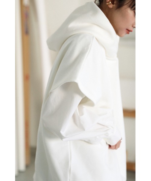 BLACK BY MOUSSY（ブラックバイマウジー）の「sleeve less parka（スリーブレスパーカー）（パーカー・レディース・チャコールグレー/ホワイト/ベージュ・FREE）」の2枚目の写真