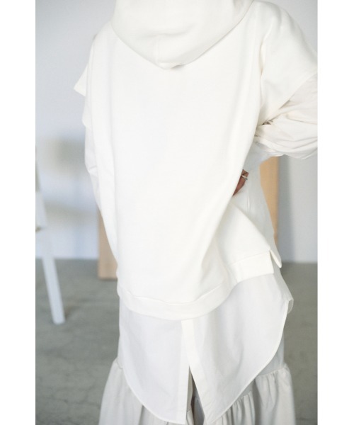 BLACK BY MOUSSY（ブラックバイマウジー）の「sleeve less parka（スリーブレスパーカー）（パーカー・レディース・チャコールグレー/ホワイト/ベージュ・FREE）」の6枚目の写真