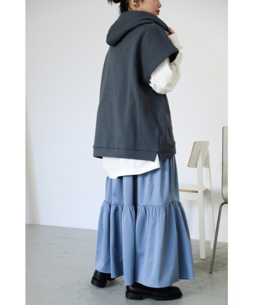 BLACK BY MOUSSY（ブラックバイマウジー）の「sleeve less parka（スリーブレスパーカー）（パーカー・レディース・チャコールグレー/ホワイト/ベージュ・FREE）」の5枚目の写真