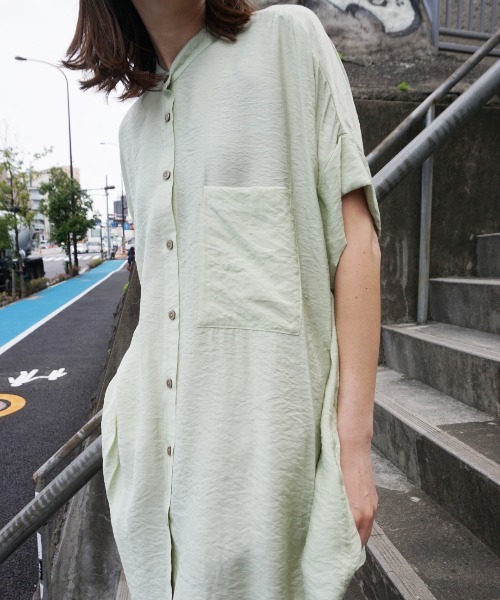 AZUL ENCANTO(アズールエンカント)の「バックタックオーバーチュニック(シャツ/ブラウス・レディース・オフホワイト/グリーン/ライトブラック・FREE)」の1枚目の写真