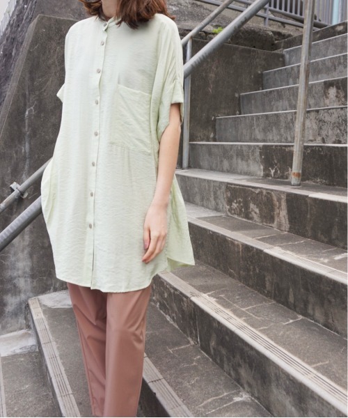 AZUL ENCANTO(アズールエンカント)の「バックタックオーバーチュニック(シャツ/ブラウス・レディース・オフホワイト/グリーン/ライトブラック・FREE)」の6枚目の写真