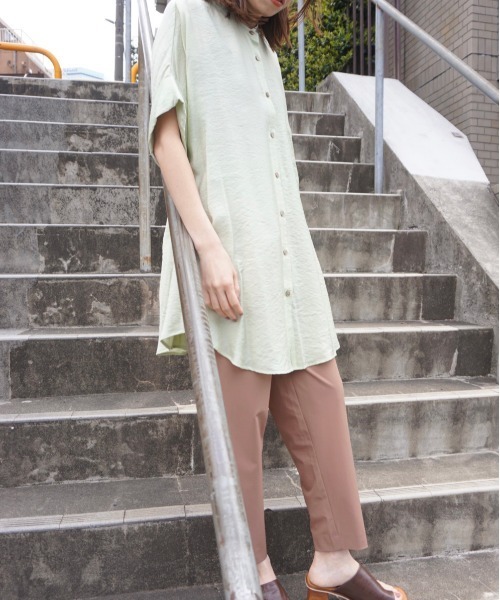 AZUL ENCANTO(アズールエンカント)の「バックタックオーバーチュニック(シャツ/ブラウス・レディース・オフホワイト/グリーン/ライトブラック・FREE)」の11枚目の写真