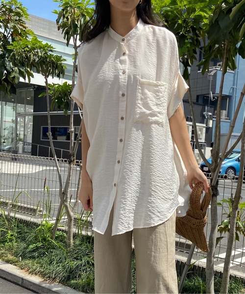 AZUL ENCANTO(アズールエンカント)の「バックタックオーバーチュニック(シャツ/ブラウス・レディース・オフホワイト/グリーン/ライトブラック・FREE)」の9枚目の写真